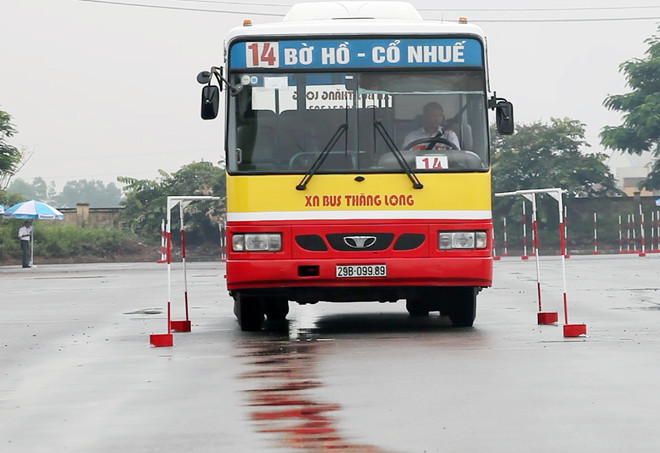 Hà Nội: Tài xế xe buýt trình diễn kỹ năng "tay lái lụa" ảnh 1