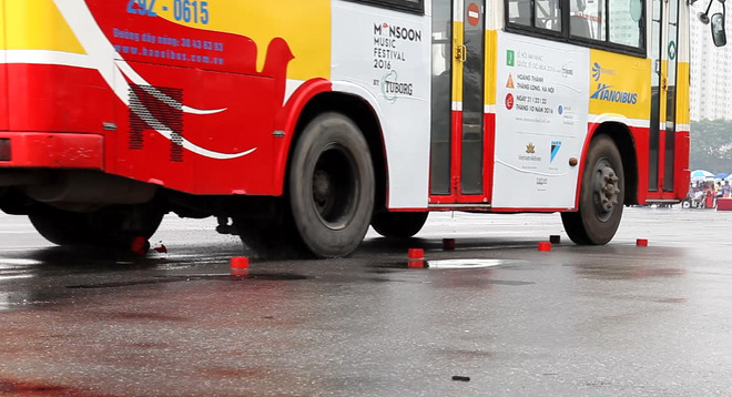 Hà Nội: Tài xế xe buýt trình diễn kỹ năng "tay lái lụa" ảnh 5