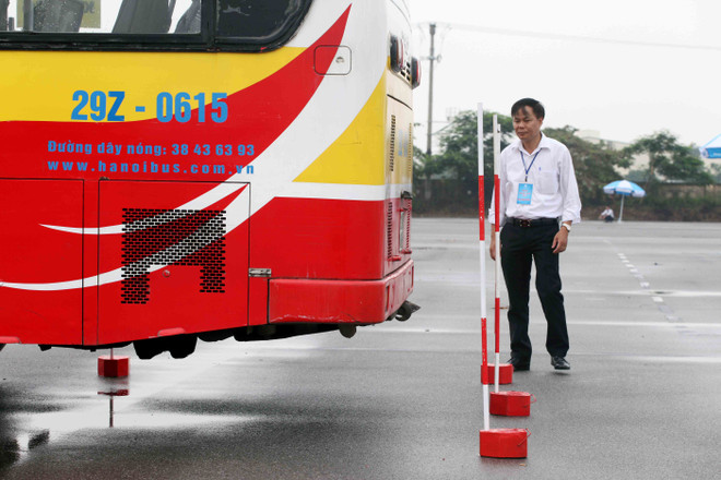 Hà Nội: Tài xế xe buýt trình diễn kỹ năng "tay lái lụa" ảnh 4