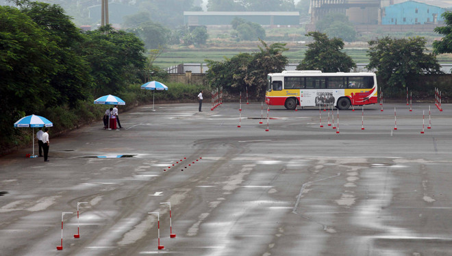 Hà Nội: Tài xế xe buýt trình diễn kỹ năng "tay lái lụa" ảnh 6