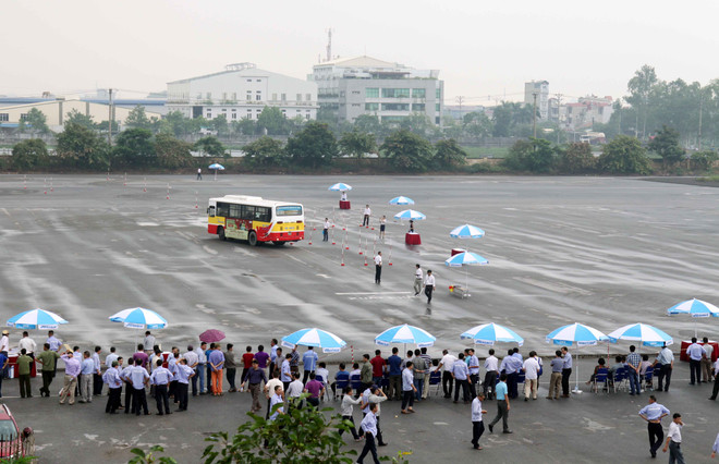 Hà Nội: Tài xế xe buýt trình diễn kỹ năng "tay lái lụa" ảnh 3