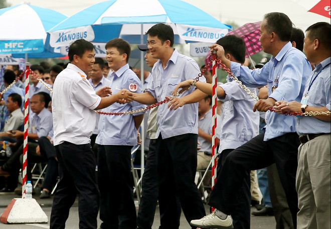 Hà Nội: Tài xế xe buýt trình diễn kỹ năng "tay lái lụa" ảnh 8