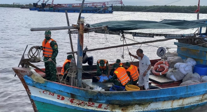 Đồn Biên phòng Gành Hào cứu thành công người bị nạn trên biển ảnh 1