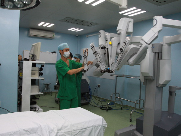 Robot phẫu thuật tại Bệnh viện Bình Dân TP. Hồ Chí Minh. (Ảnh: Phương Vy/TTXVN) Khánh thành khu Phẫu thuật bằng robot đầu tiên tại Việt Nam ảnh 2