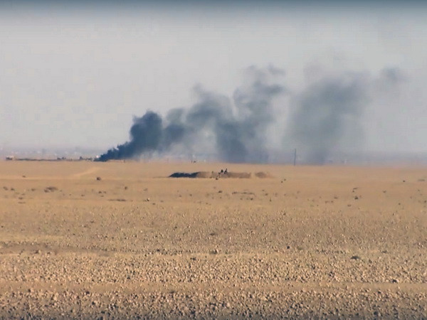 Khói bốc lên trong cuộc tấn công của liên quân nhằm vào các mục tiêu IS tại Ein Issa, phía bắc Raqqa, Syria. (Nguồn: AP/TTXVN) Syria: SDF công bố giai đoạn 2 chiến dịch tấn công thành trì Raqqa ảnh 1