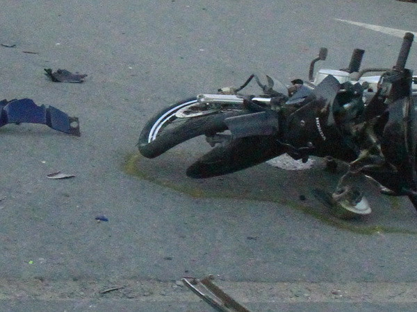 Học sinh lớp 10 lao xe máy vào cột cây số làm bạn thiệt mạng ảnh 1