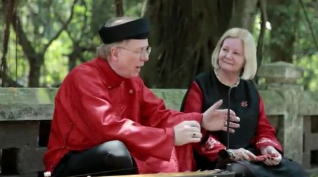 Đại sứ Canada đánh đàn bầu, hát dân ca cùng ca sỹ Tùng Dương ảnh 1