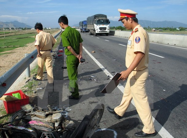 Hai học sinh chết thảm vì lái xe máy phóng nhanh, đâm vào máy xúc ảnh 1