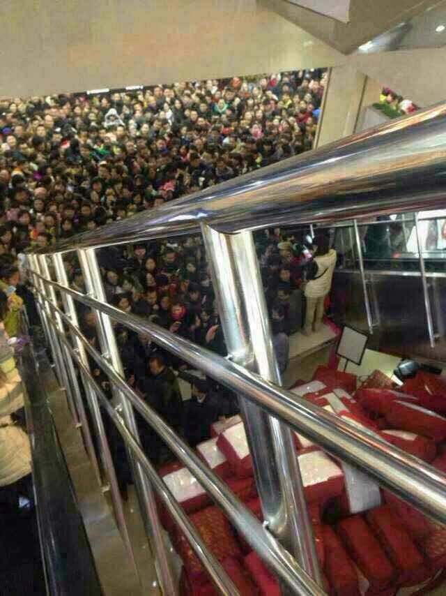 Hoảng sợ cảnh người dân Trung Quốc tranh giành quà miễn phí ảnh 2