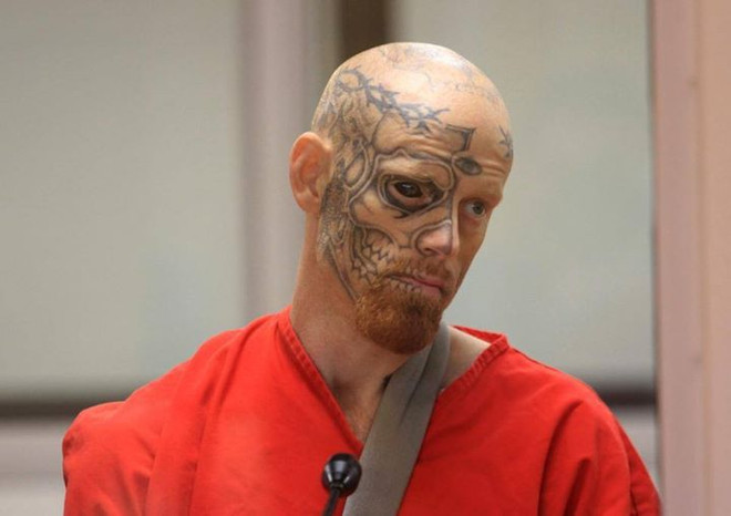 Người đàn ông "hình xăm đầu lâu" bị phạt tù vì bắn cảnh sát ảnh 1