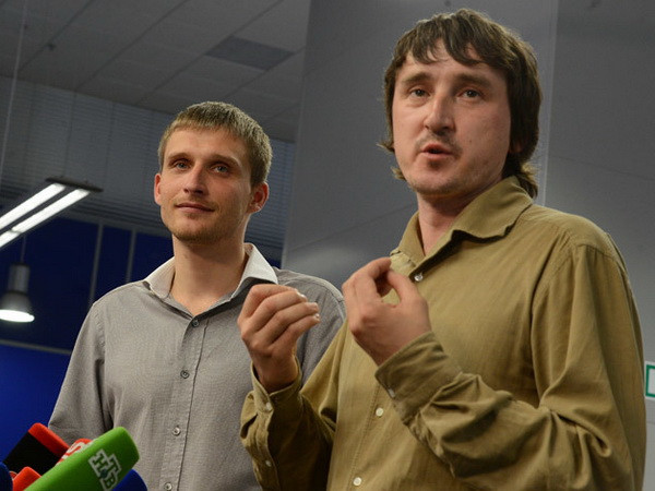 Hai nhà báo Nga bị bắt giữ ở Ukraine đã được trả tự do ảnh 1