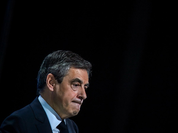 Ông Francois Fillon bị điều tra về những bộ trang phục xa xỉ ảnh 1