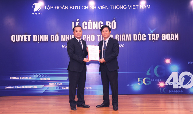 Ông Phạm Đức Long trao quyết định Phó Tổng Giám đốc cho ông Nguyễn Đình Danh (phải). (Ảnh: CTV/Vietnam+) Tập đoàn VNPT chính thức thêm hai Phó Tổng giám đốc mới ảnh 1