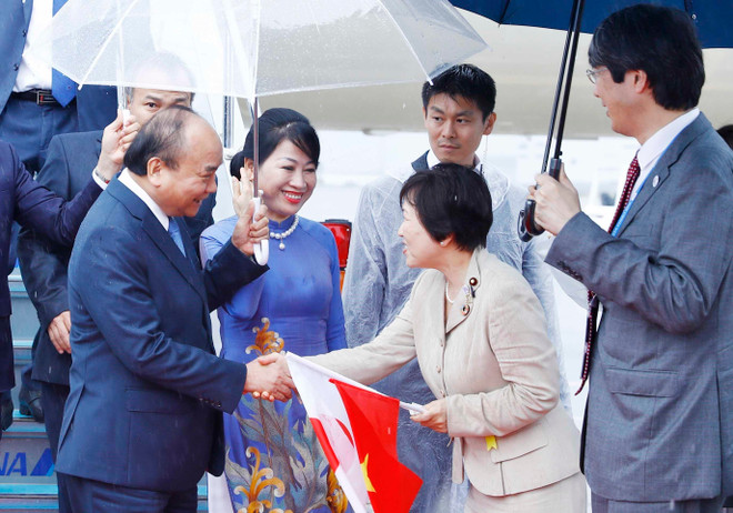 Các quan chức Chính phủ Nhật Bản đón Thủ tướng Chính phủ Nguyễn Xuân Phúc và Phu nhân tại Sân bay quốc tế Kansai, Osaka. (Ảnh: Thống Nhất/TTXVN) Thủ tướng đến Osaka, bắt đầu chuyến tham dự Hội nghị Thượng đỉnh G20 ảnh 1