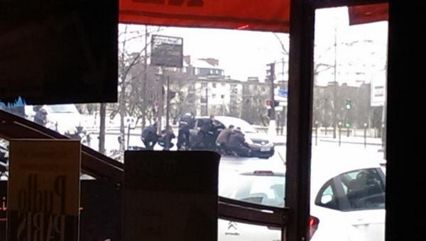 [Photo] Nước Pháp lại rúng động với vụ nổ súng, bắt cóc con tin ảnh 1