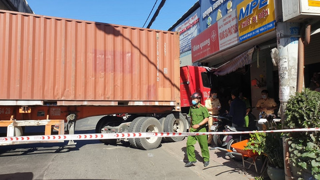 TP.HCM: Xe container đâm vào cửa hàng, một người tử vong ảnh 1