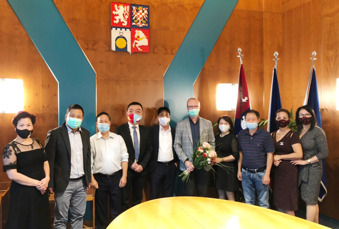Dịch COVID-19: Vùng Pardubice của Séc vinh danh cộng đồng người Việt ảnh 1