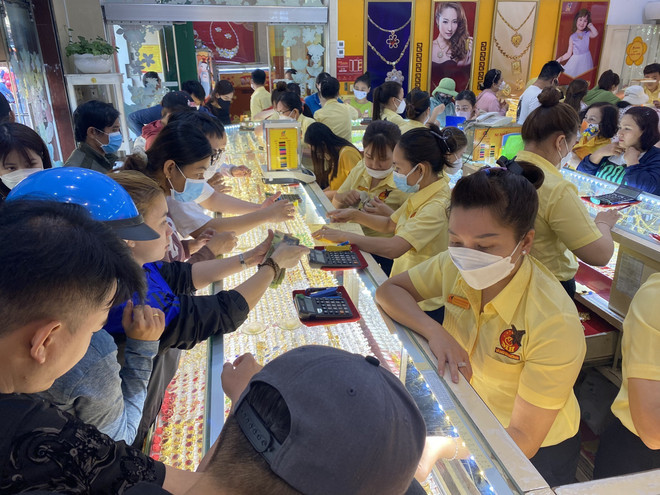 Thành phố Hồ Chí Minh: Thị trường vàng nhộn nhịp ngày Vía Thần tài ảnh 1