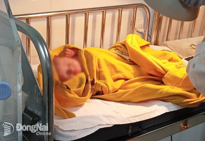 Đồng Nai: Cứu một bé gái còn nguyên dây rốn bị bỏ rơi trên tàu ảnh 1