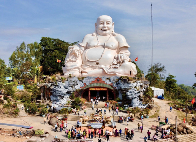 Du khách tham quan Khu du lịch Núi Cấm (huyện Tịnh Biên), tỉnh An Giang tăng đột biến trong dịp Tết. (Ảnh: Thanh Sang/TTXVN) 13 triệu lượt khách nội địa đi du lịch trong tháng Một năm 2023 ảnh 2