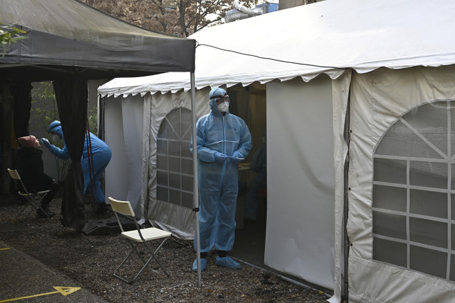 COVID-19: Hơn 1,6 triệu ca tử vong, các nước lên kế hoạch tiêm vắcxin ảnh 1