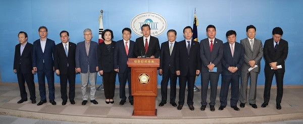 Hàn Quốc: 13 nghị sỹ thuộc đảng Bareun tuyên bố ly khai ảnh 1