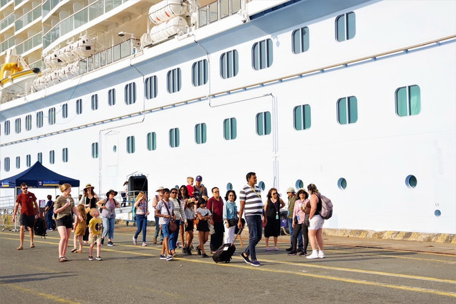 Du khách trên tàu Spectrum of the Seas di chuyển trên cầu cảng trước khi lên xe tham quan. (Ảnh: TTXVN phát) Siêu tàu du lịch top 10 thế giới cập cảng ở Bà Rịa-Vũng Tàu ảnh 2