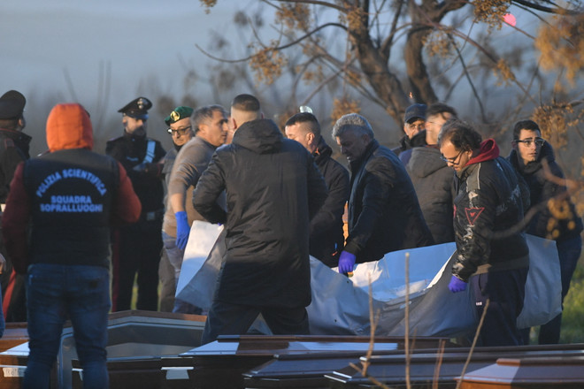 Số người thiệt mạng trong vụ chìm thuyền tại Italy tiếp tục tăng ảnh 1