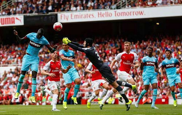 Petr Cech mắc lỗi liên tiếp, Arsenal thua sốc ngay tại Emirates ảnh 1