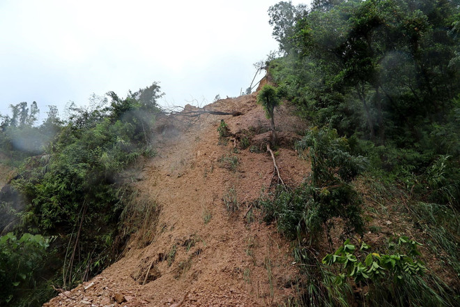 Hòa Bình: Mưa lớn gây sạt lở, giao thông trên tuyến Quốc lộ 6 ách tắc ảnh 2