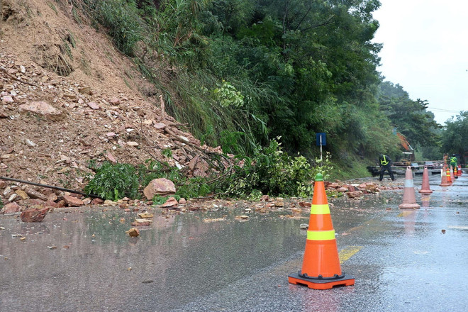 Hòa Bình: Mưa lớn gây sạt lở, giao thông trên tuyến Quốc lộ 6 ách tắc ảnh 1
