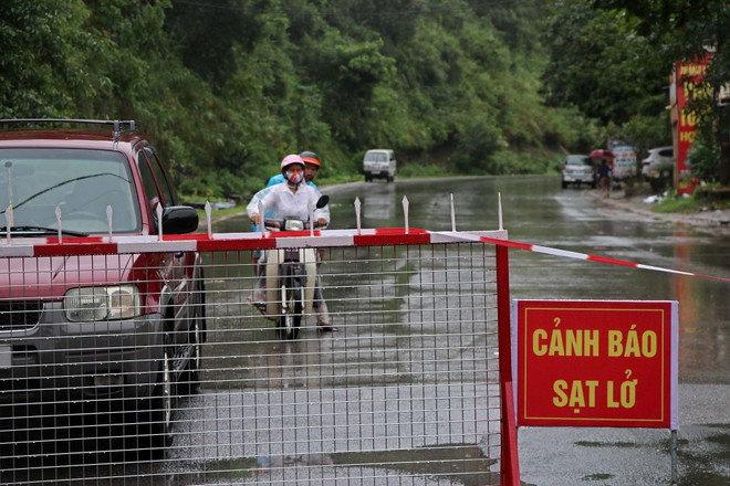 Hòa Bình: Mưa lớn gây sạt lở, giao thông trên tuyến Quốc lộ 6 ách tắc ảnh 3