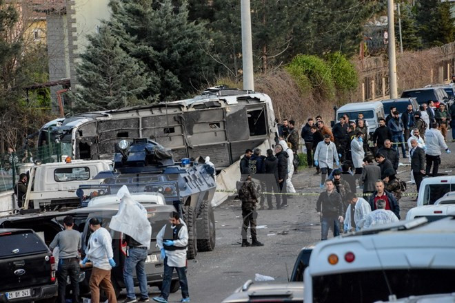 Đánh bom xe kinh hoàng tại Thổ Nhĩ Kỳ, nhiều binh sĩ thương vong ảnh 1