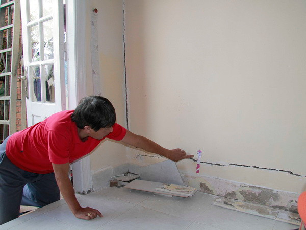 Nứt đất bất ngờ trong đêm tại Đà Lạt, nhiều căn nhà bị sụt lún ảnh 1