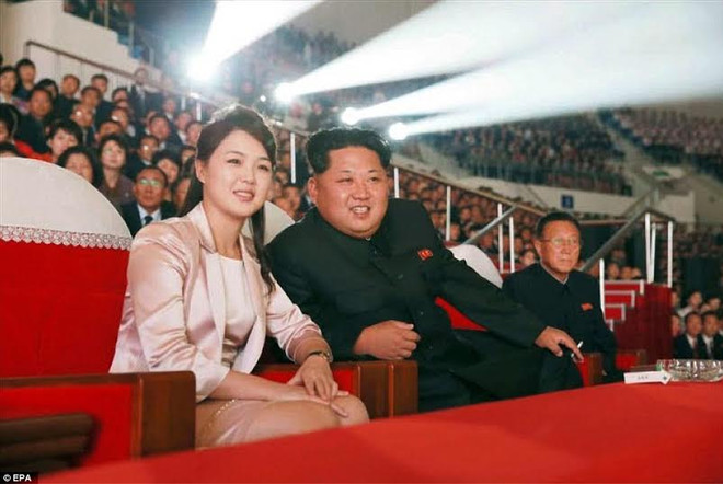 Nhà lãnh đạo Triều Tiên Kim Jong-un cùng vợ đi xem hòa nhạc ảnh 1