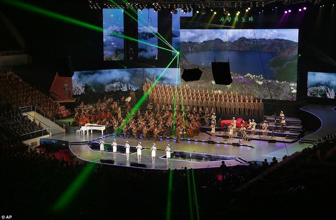 Nhà lãnh đạo Triều Tiên Kim Jong-un cùng vợ đi xem hòa nhạc ảnh 4