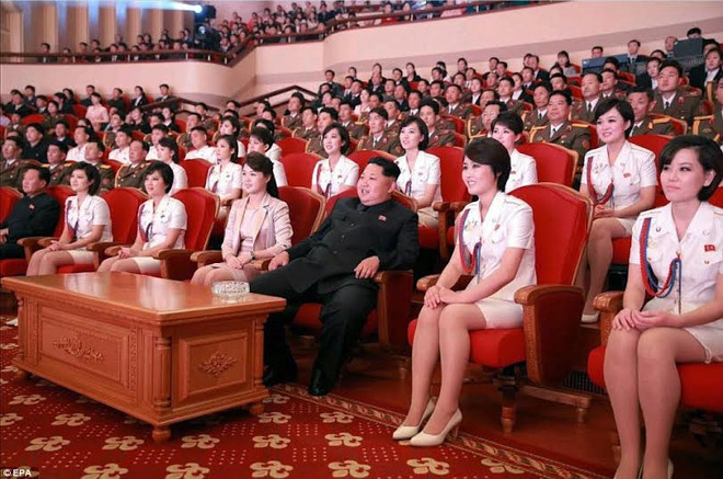 Nhà lãnh đạo Triều Tiên Kim Jong-un cùng vợ đi xem hòa nhạc ảnh 2