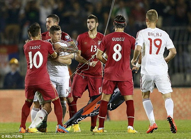 Cầu thủ Serbia và Albania ẩu đả. (Nguồn: Reuters) UEFA đưa ra phán quyết sau màn ẩu đả ở trận Serbia-Albania ảnh 1