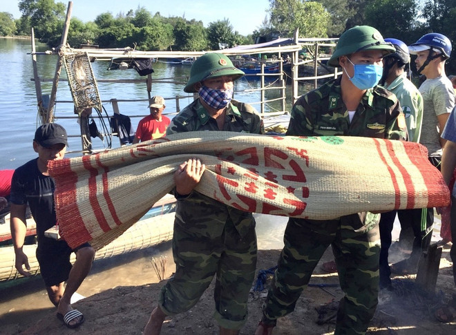 Đưa vào bờ thi thể cháu bé trong vụ tàu câu mực bị đâm chìm ảnh 1