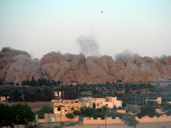 Vụ nổ bom trong đường hầm tại căn cứ quân sự ở Idlib. (Nguồn: AFP/TTXVN) Nga, Trung Quốc phủ quyết nỗ lực của LHQ đưa Syria ra ICC ảnh 1