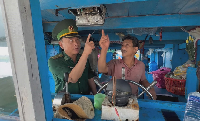 Bộ đội biên phòng Quảng Ngãi kiểm tra thiết bị giám sát hành trình tàu cá. (Ảnh: Đinh Hương/TTXVN) quang ngai2.jpg