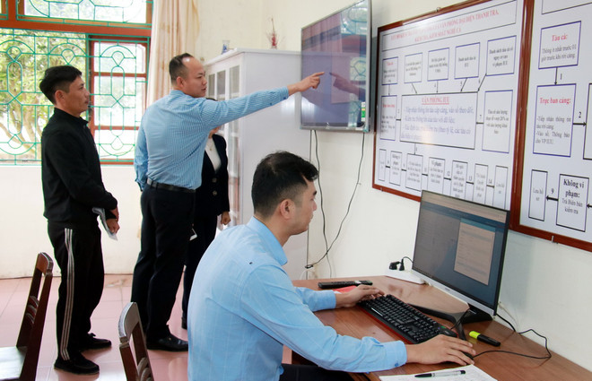 Kiểm trị vị trí tàu trên hệ thống giám sát hành trình tàu cá. (Ảnh: Nguyễn Lành/TTXVN) the vang iuu2.jpg