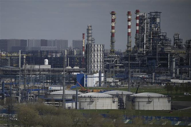 Nhà máy lọc dầu của công ty Gazprom ở ngoại ô Moskva, Nga. (Ảnh: AFP/TTXVN) Công ty năng lượng Séc kiện Gazprom vì giảm lượng khí đốt cung cấp ảnh 1