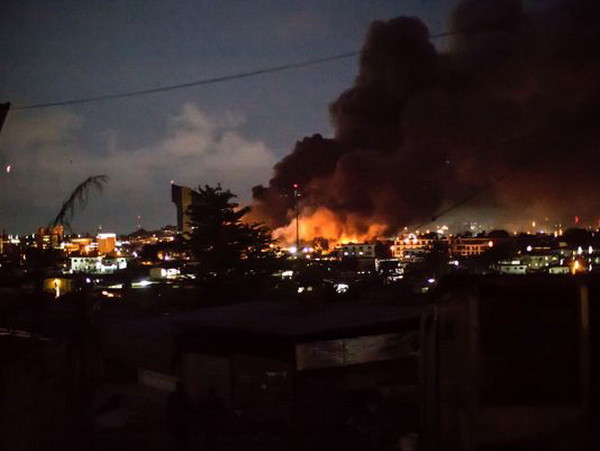 Người biểu tình tức giận phóng hỏa tòa nhà Quốc hội Gabon ảnh 1