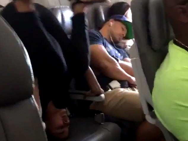 Cô gái gây sốc với màn tập yoga khi máy bay ở độ cao 9.000m ảnh 1