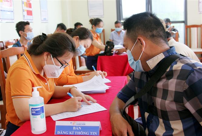 Lạng Sơn: Tiêm vaccine cho lực lượng chức năng tại cửa khẩu Tân Thanh ảnh 1