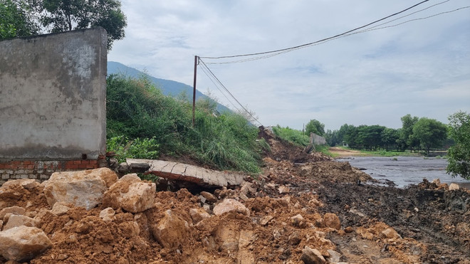 Khu vực xảy ra sự cố làm bờ bao của hồ chứa chất thải lỏng sinh hoạt và một phần tường rào bị vỡ. (Ảnh: TTXVN phát) Liên tục xảy ra sự cố vỡ đê bao bãi chôn rác thải và hồ chứa nước thải ảnh 1