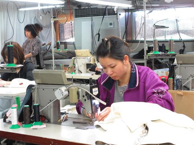 Các thực tập sinh Việt Nam tại Công ty TNHH May Yasuda (thành phố Sukagawa). (Ảnh minh họa: Đào Thanh Tùng/TTXVN) Tỉnh Ibaraki của Nhật Bản mở rộng cánh cửa với lao động Việt Nam ảnh 1
