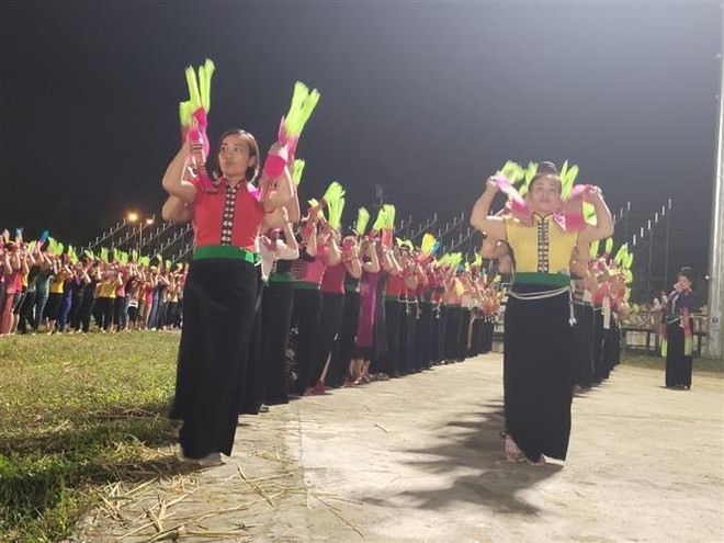 Múa Xòe là biểu tượng văn hóa Thái góp phần gắn kết con người với con người, con người với trời đất một cách sinh động, lãng mạn, đậm tính xã hội. (Ảnh: TTXVN phát) Nghệ thuật Xòe Thái - biểu tượng văn hóa gắn kết cộng đồng ảnh 1