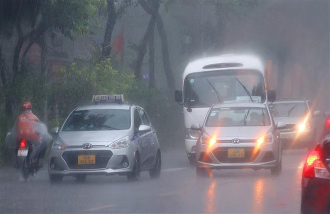 Đêm 30/4, Bắc Bộ có mưa dông, đề phòng mưa đá và gió mạnh ảnh 1